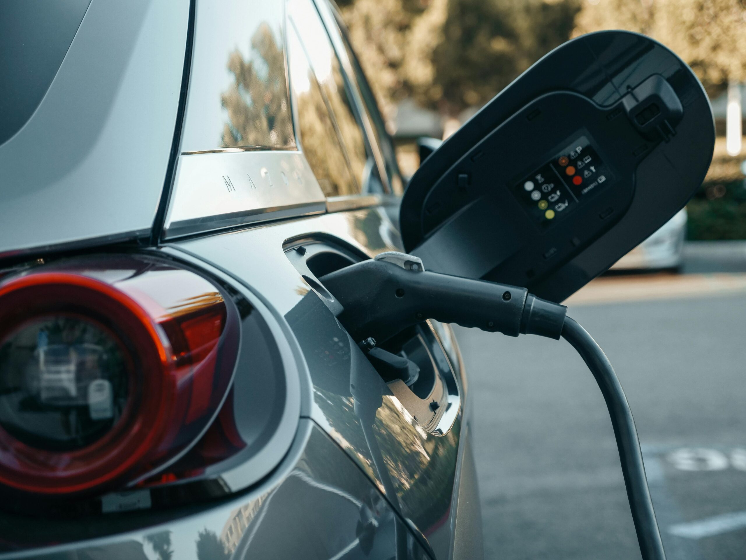 Thuis je elektrische auto opladen: zo werkt het